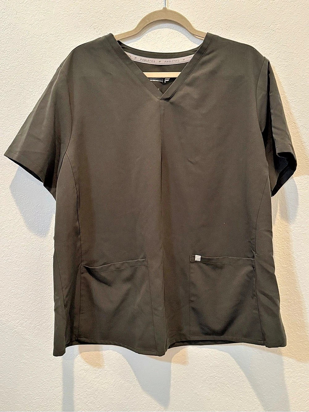 Fabletics Method 2-Pocket Scrub Top Olive Green 2X Like New